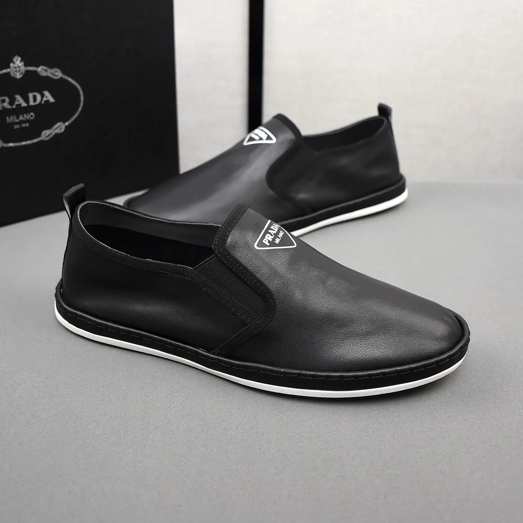 PP380👟👟👟Prada [Prada] Soft-soled and soft-surface casual leather shoes. The uppers are made of comfortable and soft first-layer cowhide and super-soft rubber outsole. Men's size 38-44.